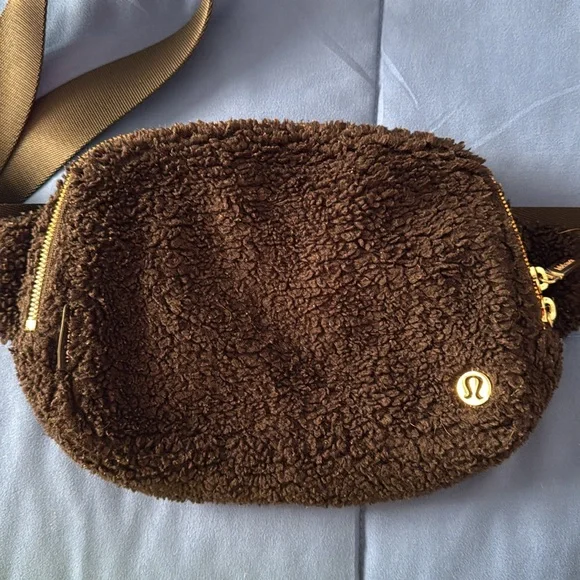 SOLD OUT Lululemon Everyday Belt Bum Bag Fleece 2L in Black & Gold! - Picture 4 of 10